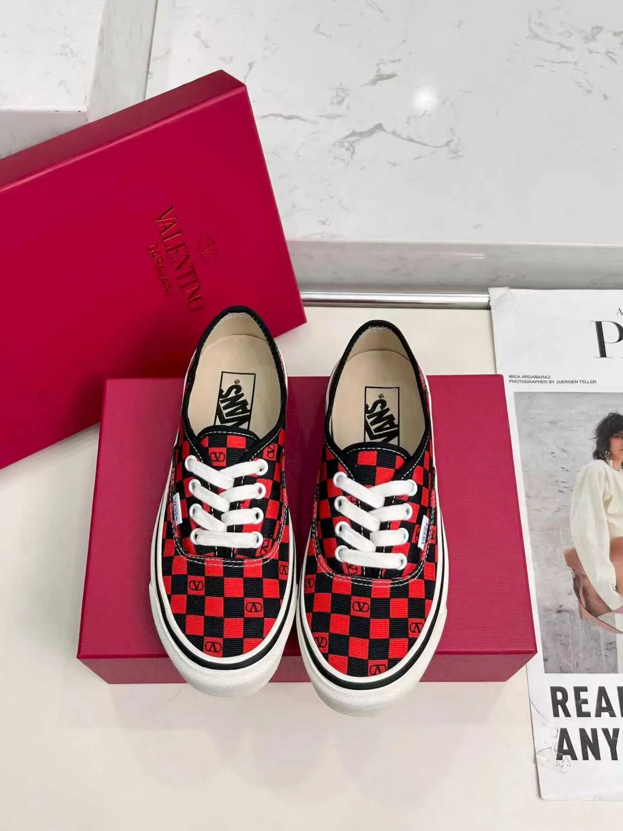 [Valentino Giving classic shoes a personality that spans the ages. Many celebrities - Jolin Tsai. Yang Zi. Liu Wen. Ma Baiquan. Choi Soobin. freen. Song Zuer. JJ Lin. zel. Cecilia Cheung. shark. Xin Yunlai...same style.